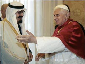 King Abdulla and Pope Benedict XVI greeting each other. Photo: religion.lilithez